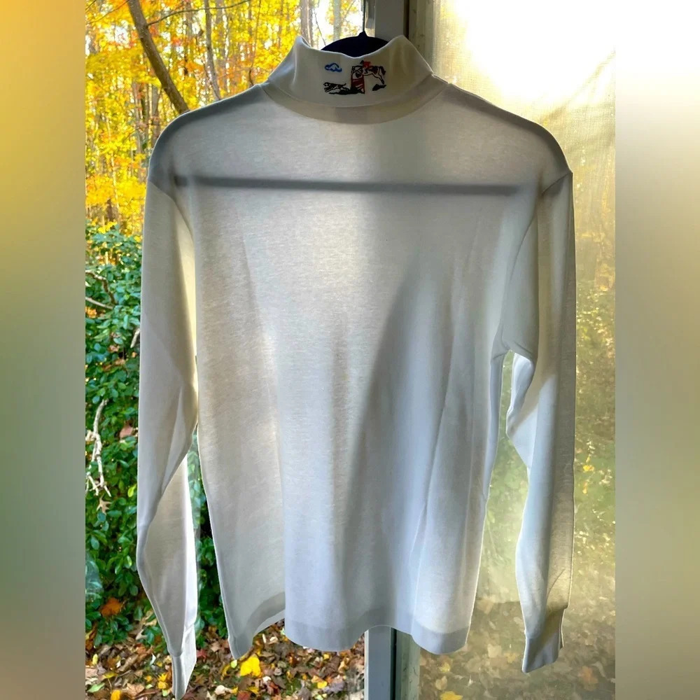 PB&J women’s M CLEAN white EUC turtle neck w/equestrian theme embroidered @ neck